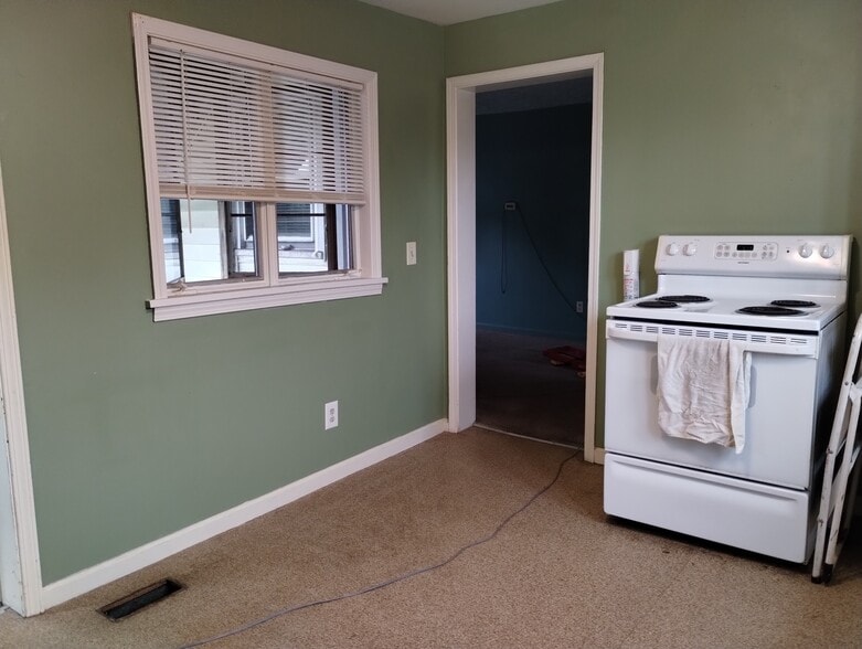 Kitchen - 5025 Clinton Street Rd