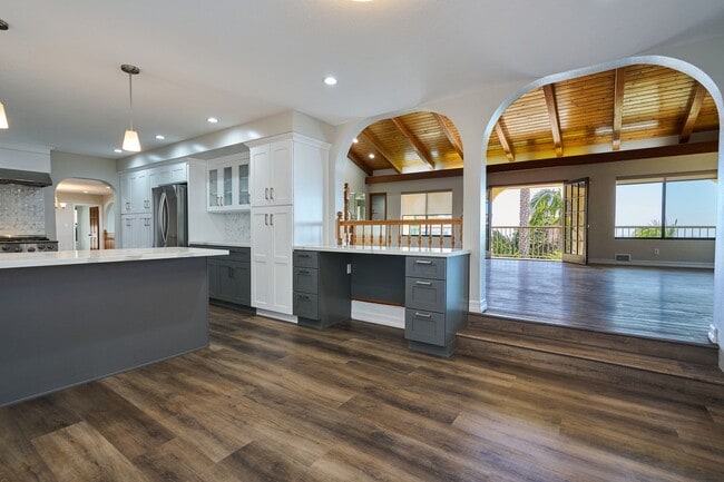 Building Photo - Aqua Vista - Entertainers Playhouse