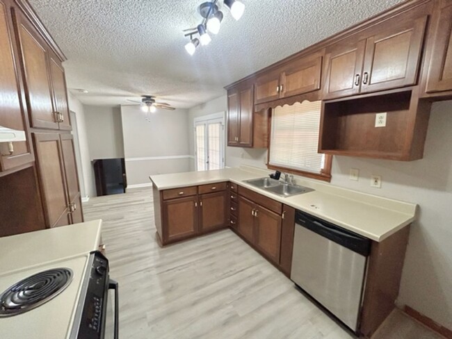 Building Photo - THREE BEDROOM/TWO BATH SPACIOUS HOME - CON...