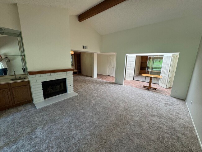 Building Photo - Single story 3 bed 2 bath in gated communi...