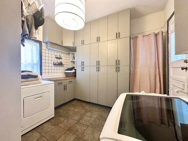 Building Photo - Updated 3-Bed Ranch Steps from Downtown Birmingham & Woodward!