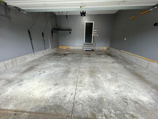 Building Photo - Large East Jefferson Home