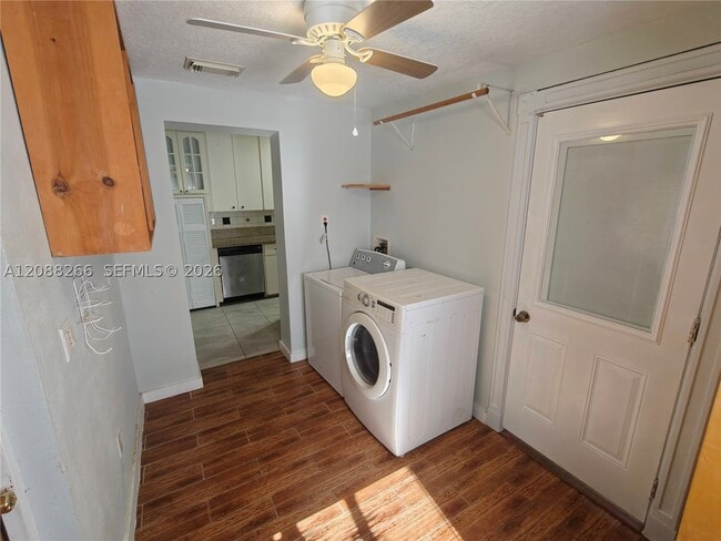 Building Photo - 801 N 70th Way