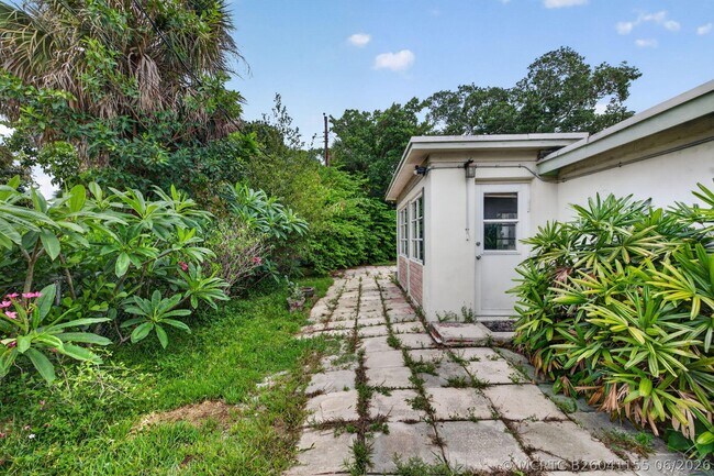Building Photo - 841 SW 18th Ct