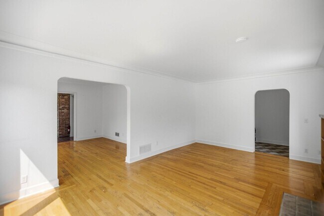 Building Photo - Steps from Green Lake ,6 bed 3 bath home with 2 kitchens and 2 laundry rooms.