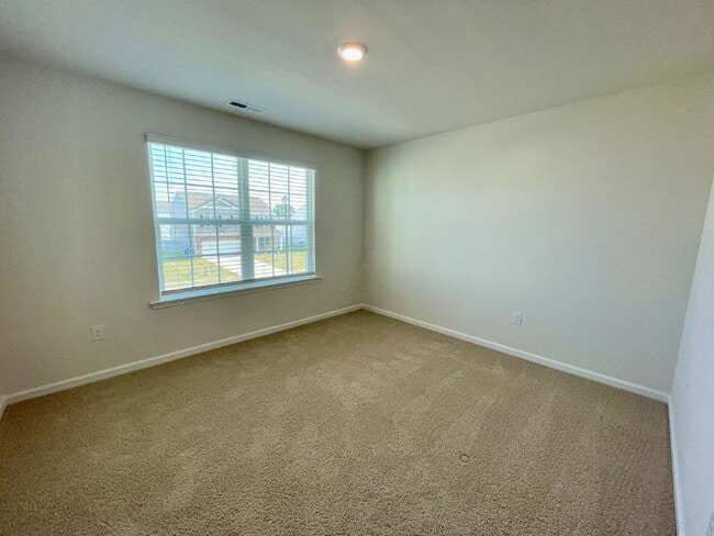 Building Photo - Spacious 5-Bedroom Haven With 3 Full Baths...