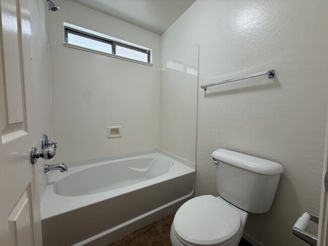 Building Photo - "Spacious 4-Bedroom Haven with 2 Bath Retreats in Laveen's Heart – 1,893 Sq Ft of Comfort!"