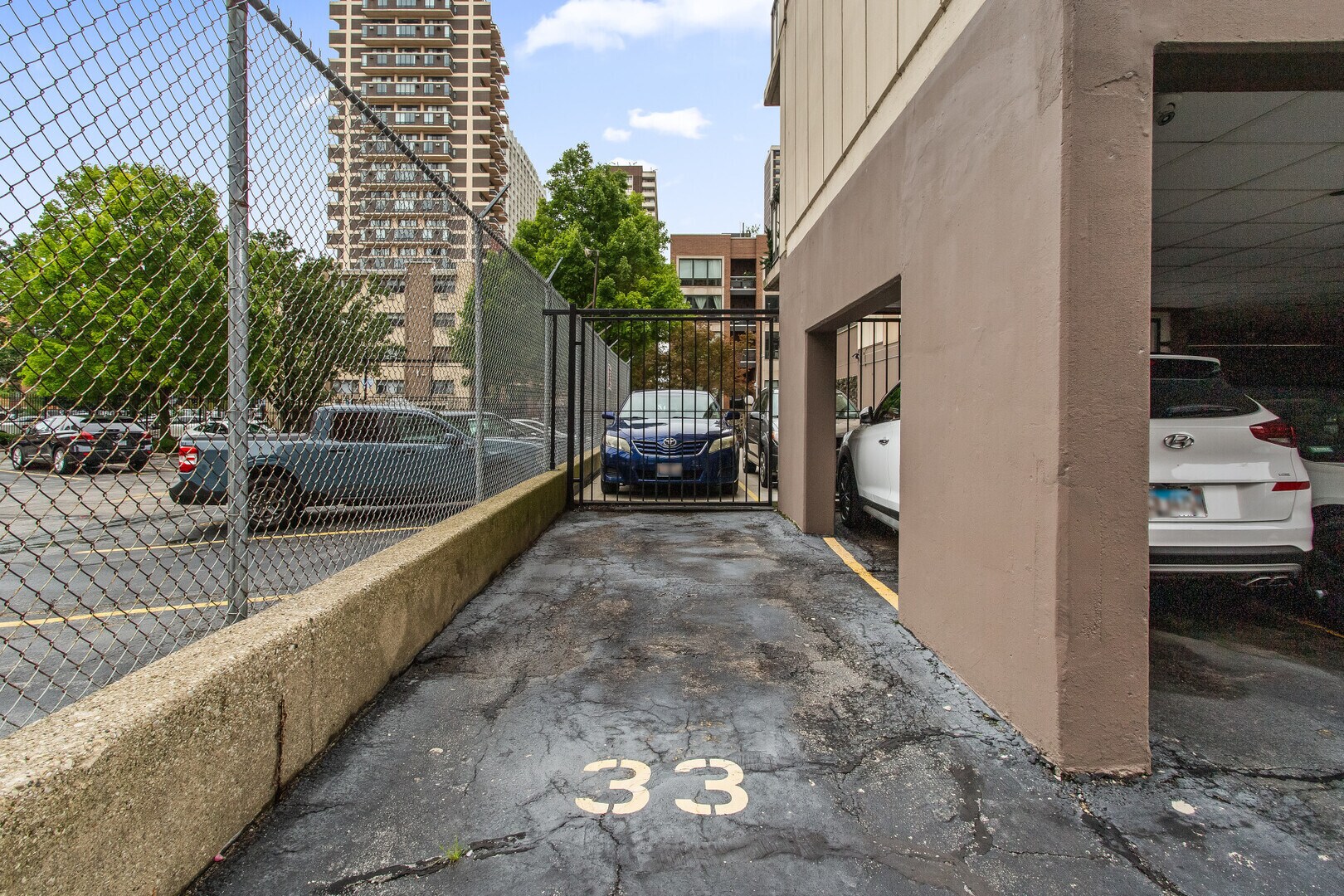 Building Photo - 6150 N Kenmore Ave