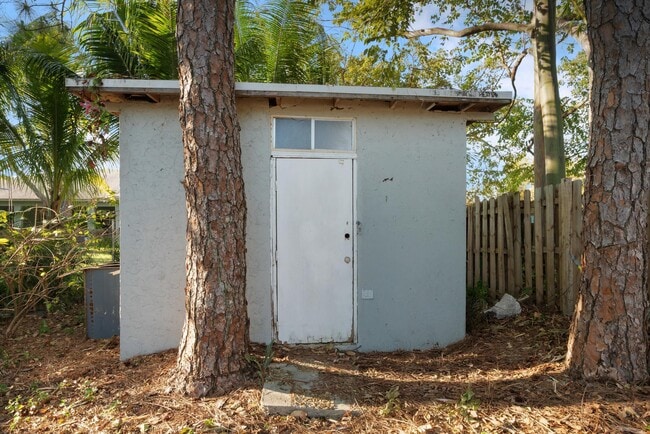 Building Photo - 836 SW 13th Ct