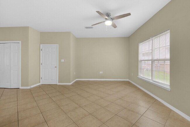 Building Photo - "Charming 3-Bedroom Townhouse Oasis in For...