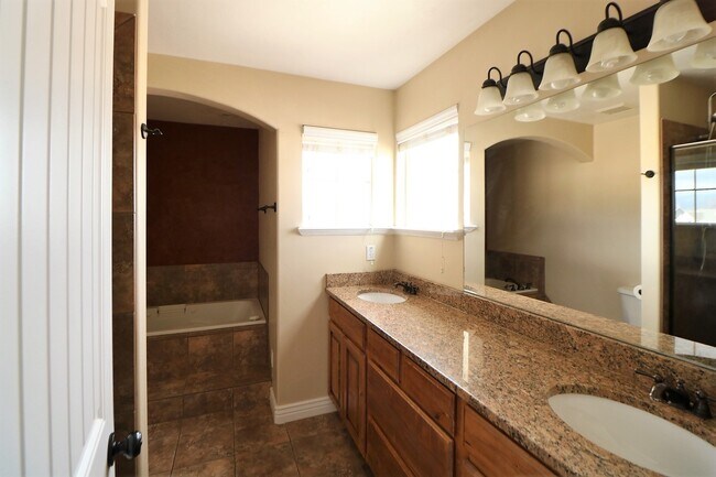 Building Photo - Beautiful Harvest Park Mapleton Townhouse