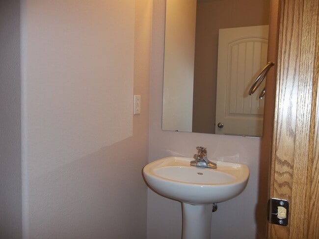 Building Photo - Beautiful 5 Bedroom Home in Heart of Loveland