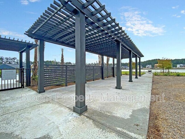 Building Photo - 450 Carrara Dr