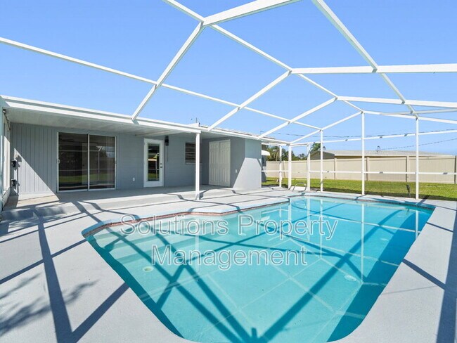 Building Photo - 2033 Robinhood Dr