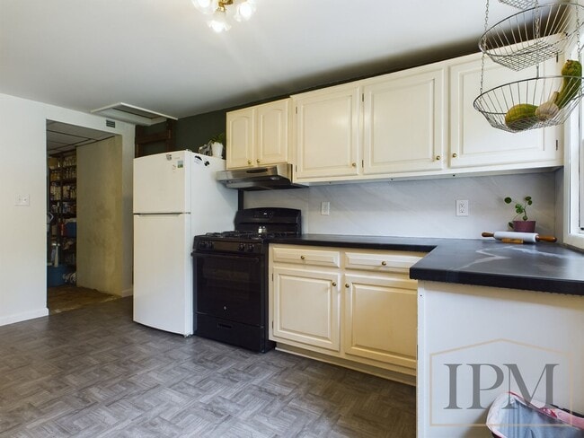 Building Photo - Coming Soon- Charming 2 Bedroom Home with ...
