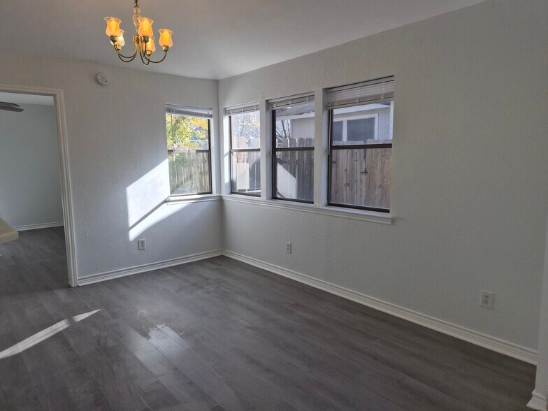 Building Photo - 915 Hyridge St