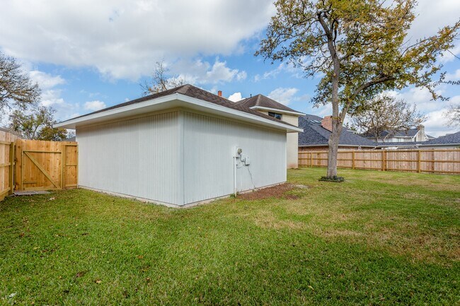 Building Photo - 1703 Plantation Dr