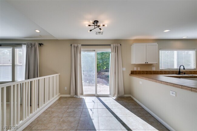 Building Photo - 25 Precipice Ct