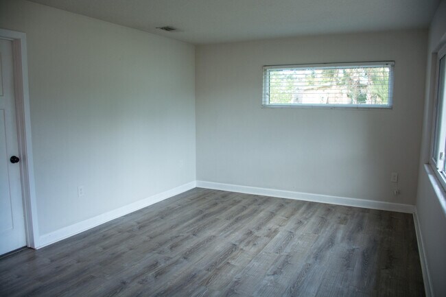 Building Photo - 86 Hurwood Ave