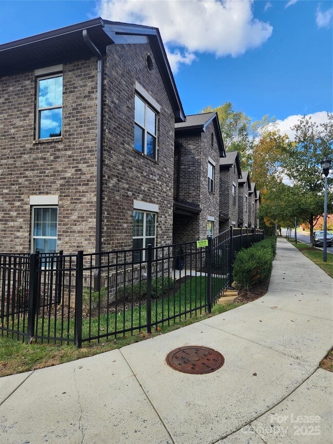 Building Photo - 326 Sadie Dr