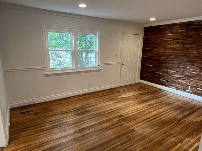 Building Photo - 2 Bed Back Unit in Uptown!