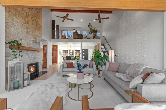 Building Photo - Beautifully Remodeled Execute Home - Parti...