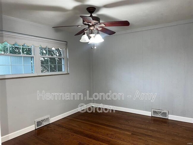 Building Photo - 8113 Parkwood Dr