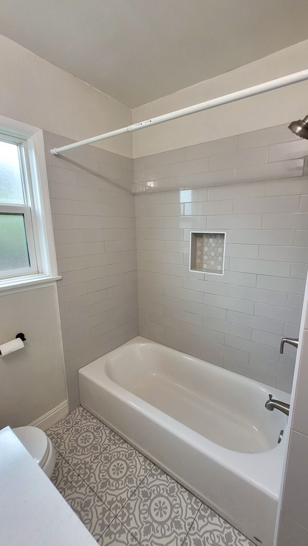 Building Photo - 3 Bed 2 Bath House Available Now!