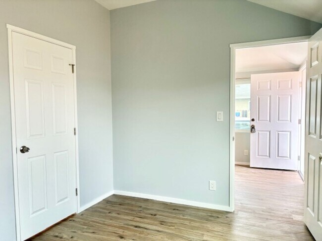 Building Photo - Terrace Ave Triplex- LT