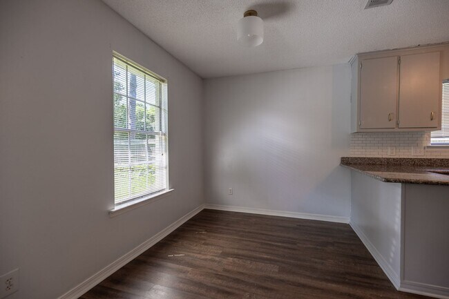 Building Photo - 3 Bedroom, 2 bathroom in Fairhope Availabl...