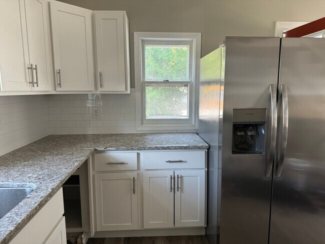 Building Photo - 285 1/2 Walnut St