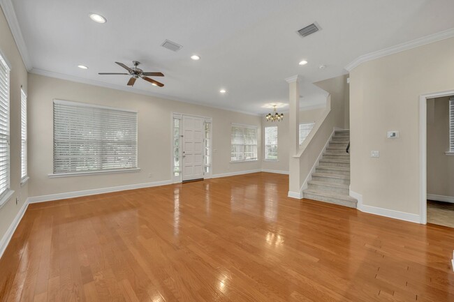 Building Photo - Gorgeous Townhome in Downtown Orlando