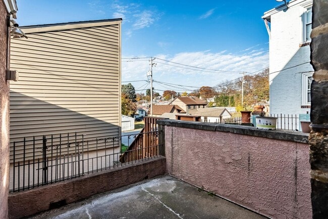 Building Photo - Recently Renovated 2 Bedroom Rental in the...