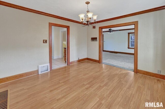 Building Photo - 2601 W Kenwood Ave
