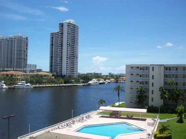 Building Photo - 2861 Leonard Dr