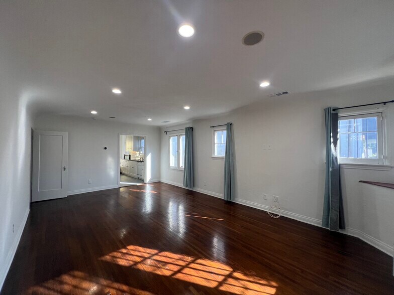 Living room - 1152 N Sycamore Ave