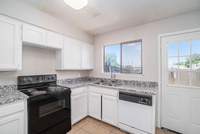 Building Photo - 3301 Aurora St