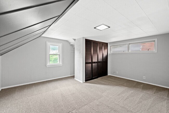 Building Photo - Stunning 3 bedroom home in Carrick available May 15!