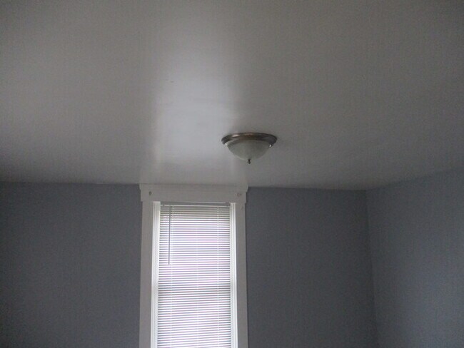 Building Photo - COMING SOON!  Updated 4 Bed 1.5 Bath Middl...