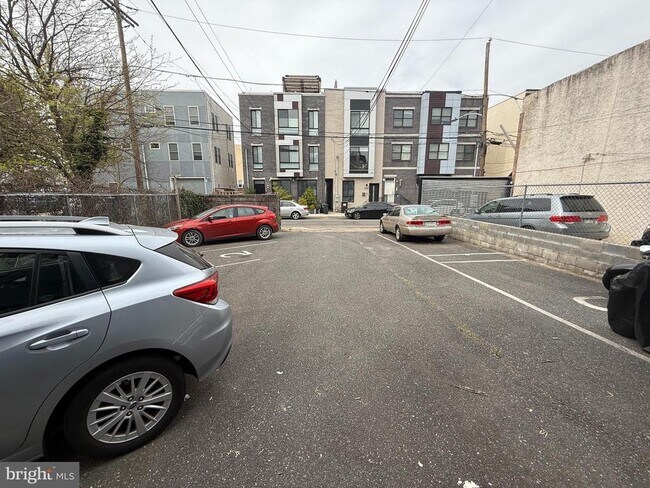 Building Photo - 1543 W Thompson St