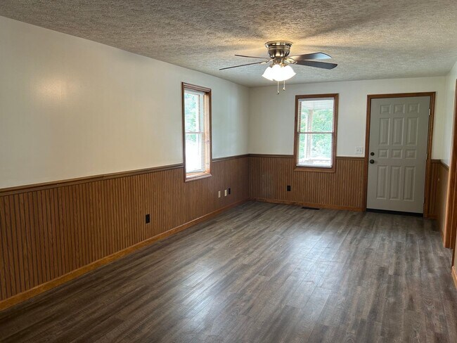 Building Photo - 2 Bedroom, 1 Bath One Level Blountville