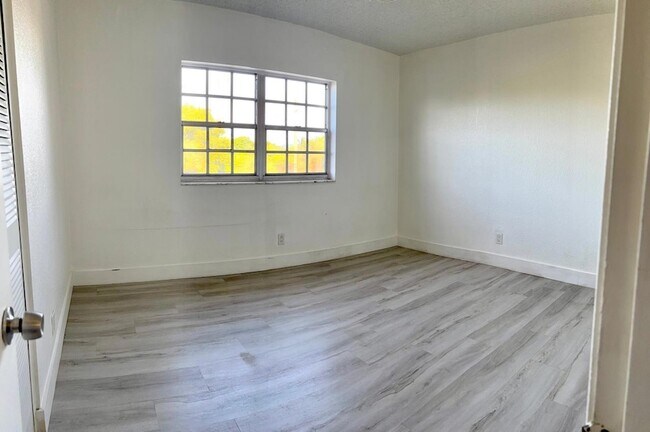 Building Photo - 1407 NE 56th St