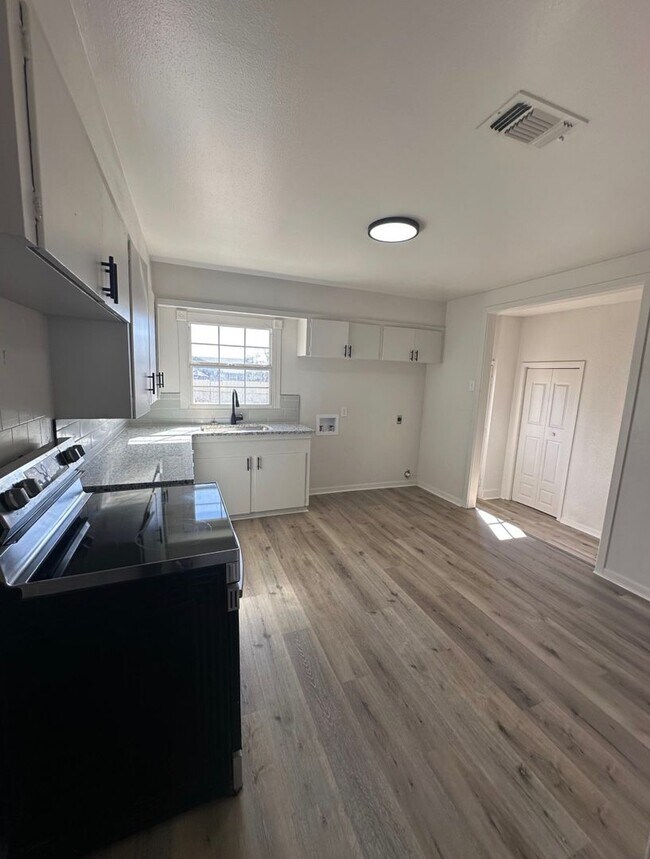 Building Photo - Cozy Contemporary Cottage – Charming 3-Bed...