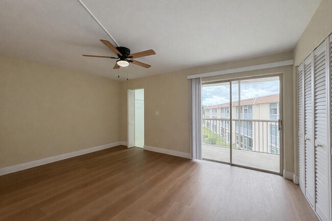 Building Photo - 700 Village Green Ct