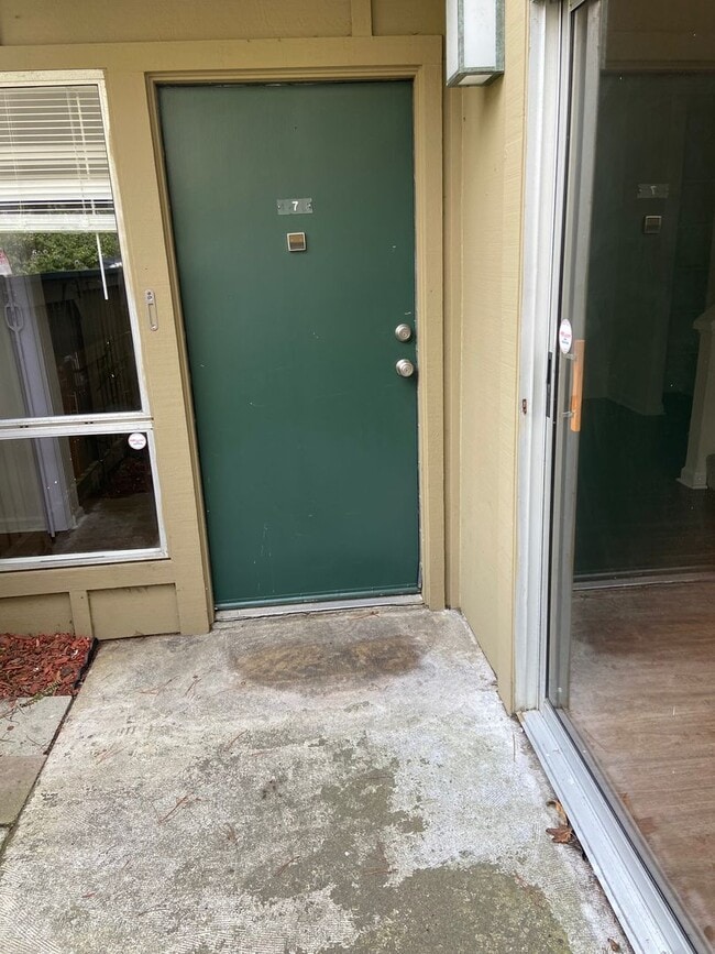 Building Photo - Townhouse Condo 2 BD / 1.5 BA