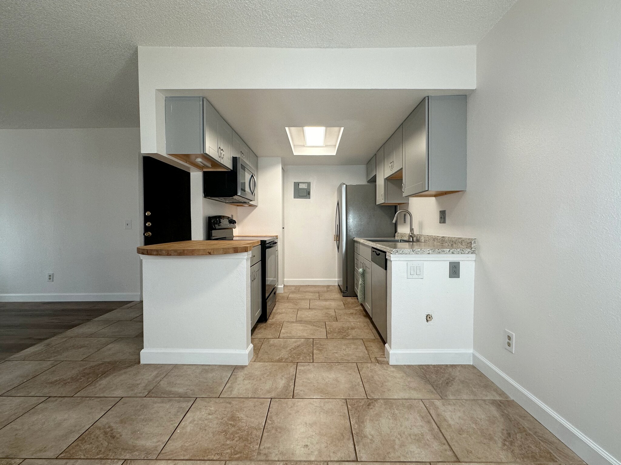 Building Photo - 8555 Fairmount Dr