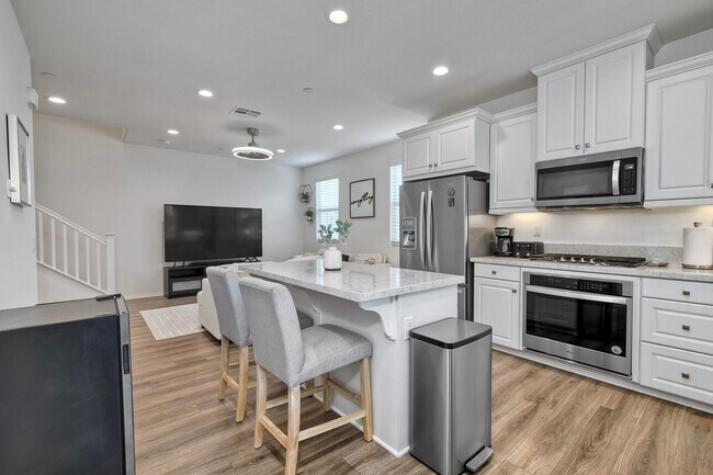 Building Photo - 2211 Solara Ln