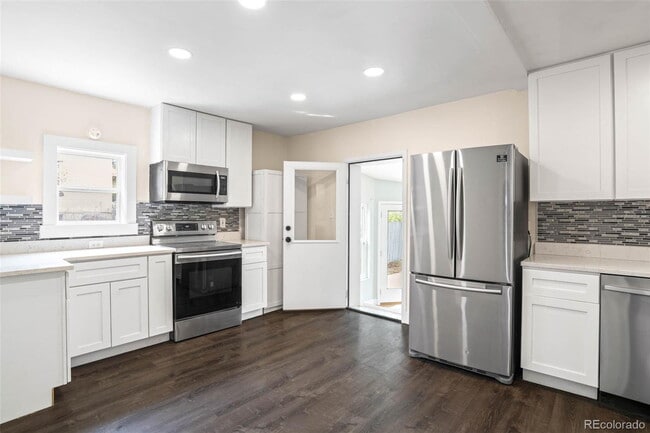 Building Photo - "Charming 3-Bedroom Home with 2 Full Baths in Prime Lakewood Location!"