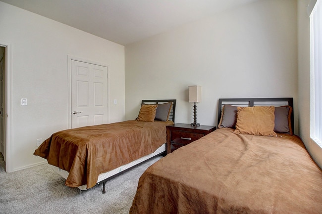 Building Photo - 3830 E Lakewood Parkway East