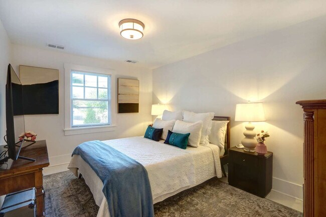 Building Photo - 306 E Victory Dr